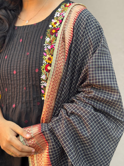K180 Handloom cotton jamdani with checked dupatta